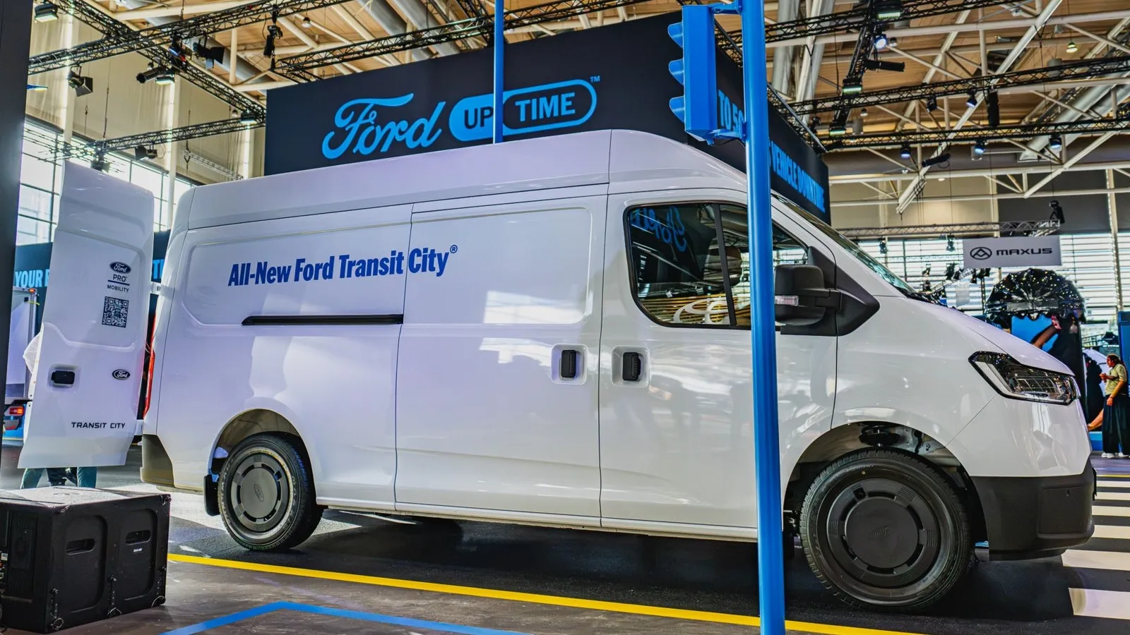 Ford Pro zeigt den neuen Transit City in mehreren Aufbauvarianten für unterschiedliche gewerbliche Einsätze.