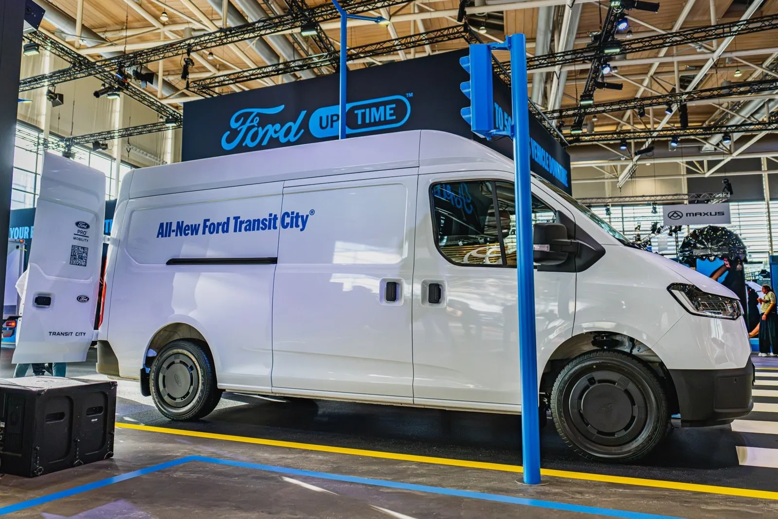 Ford Pro zeigt den neuen Transit City in mehreren Aufbauvarianten für unterschiedliche gewerbliche Einsätze.