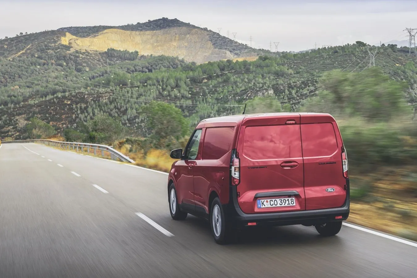 Ford bietet den E-Transit Courier ausschließlich als zweisitzigen Kastenwagen in den Ausstattungsversionen „Trend“ und „Limited“ an. Sollen mehr Passagiere mitreisen, steht der Transit Courier – in Kombination mit Benzin- oder Dieselantrieb – auch als Kombi mit einer dreisitzigen Rückbank bereit.