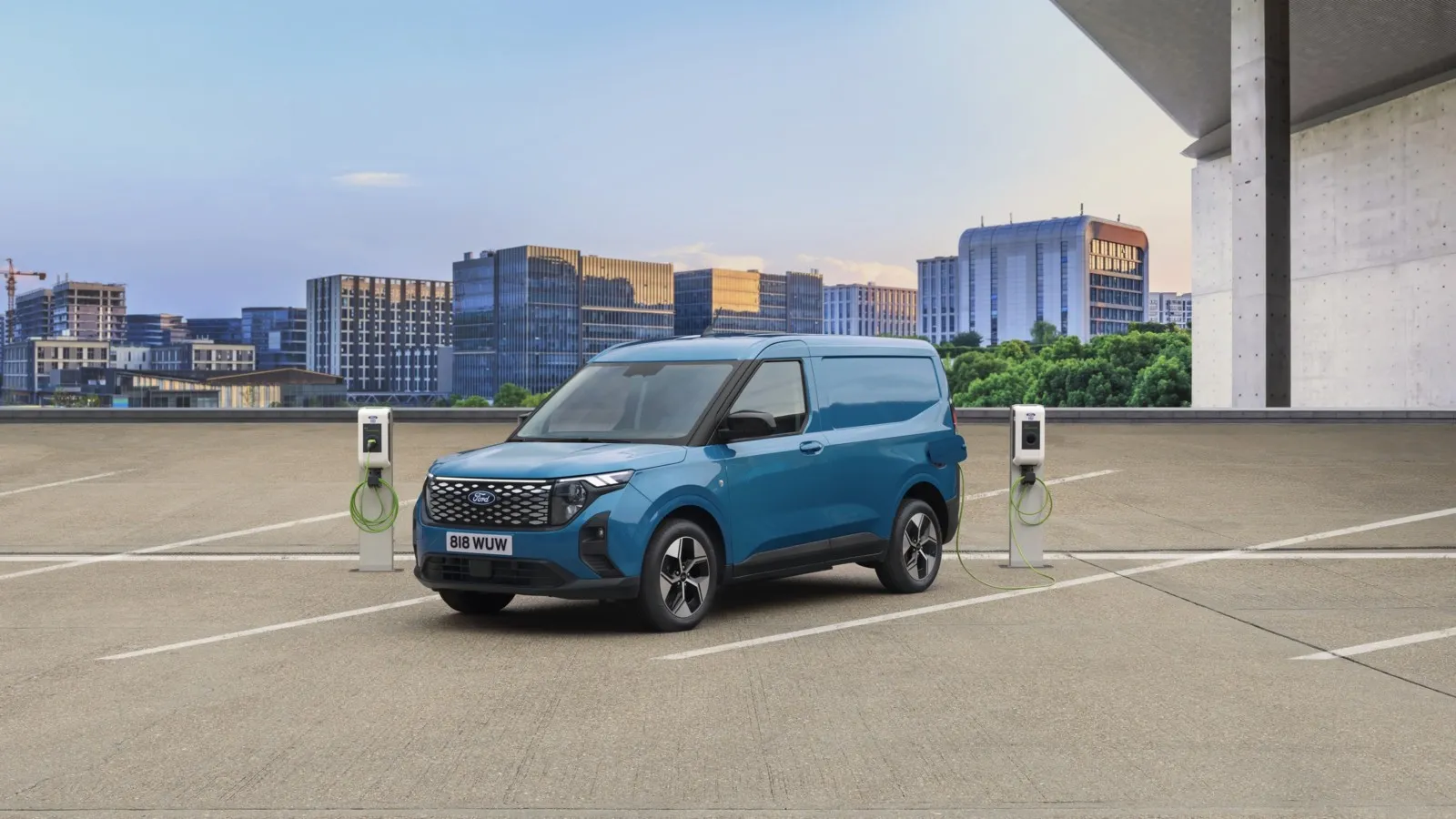 Das Karosserie-Design des E-Transit Courier soll seine Ausnahmestellung als Elektrofahrzeug unter anderem durch eine unverkennbare LED-Lichtleiste und einen verchromten, steil angewinkelten Grill mit integrierten Hauptscheinwerfern betonen.