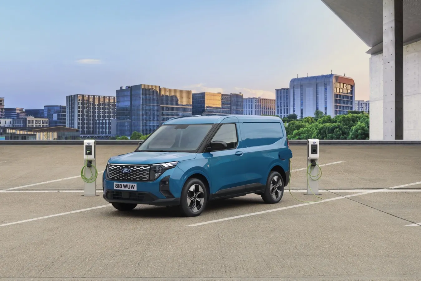 Das Karosserie-Design des E-Transit Courier soll seine Ausnahmestellung als Elektrofahrzeug unter anderem durch eine unverkennbare LED-Lichtleiste und einen verchromten, steil angewinkelten Grill mit integrierten Hauptscheinwerfern betonen.