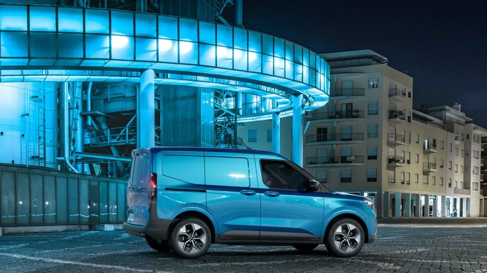 Transport-Profi aufgeladen: Mit vollelektrischem Antrieb, großzügigem Ladevolumen für zwei Euro-Paletten und modernster Vernetzung ist er ein verlässlicher Partner z. B. für Gewerbe und städtische Flotten.