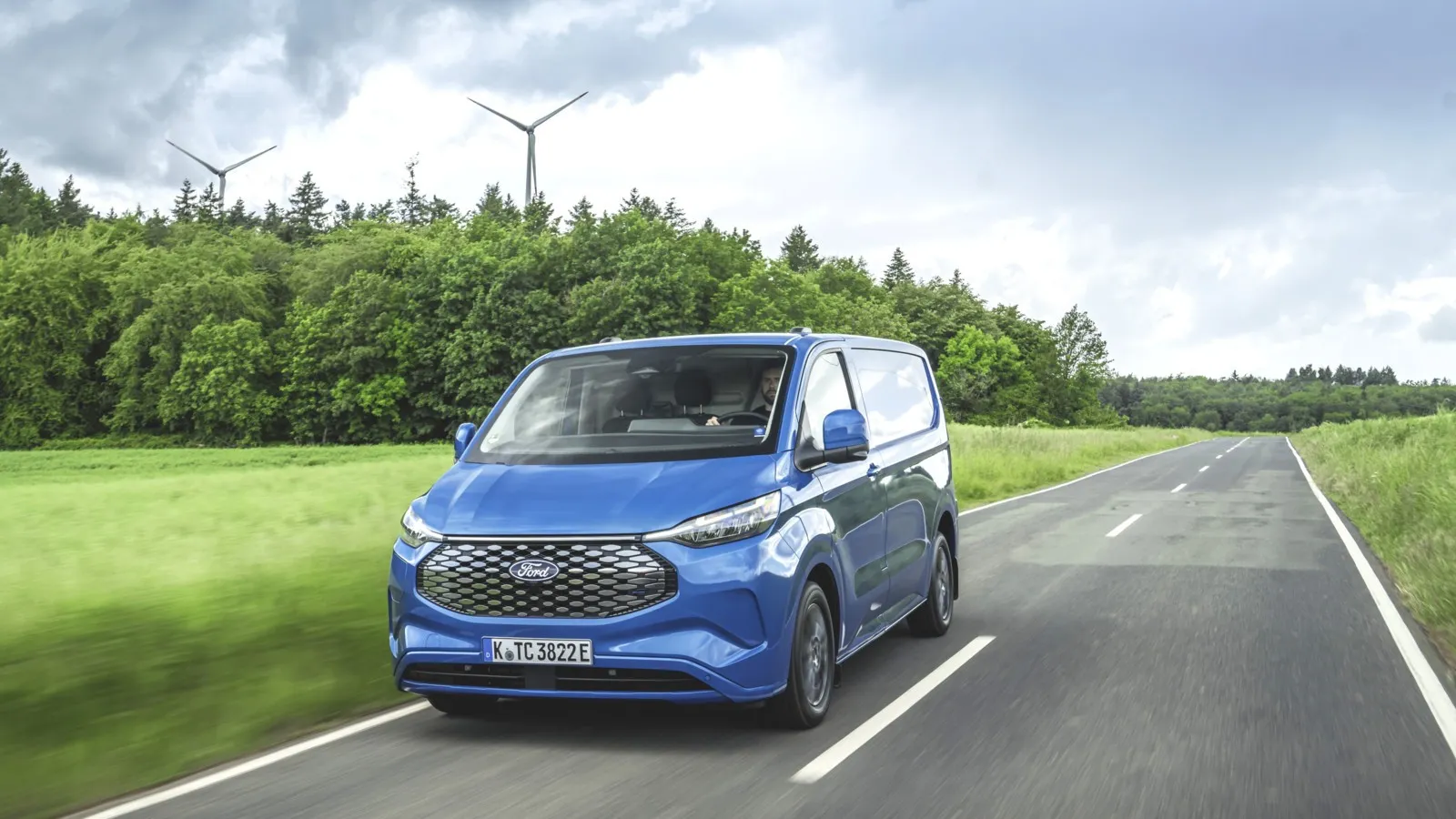Kann rund 300 Kilometer lokal emissionsfrei zurücklegen. Zudem stehen auch für den E-Transit Custom die vernetzten Services von Ford Pro bereit, die spezielle Software sowie fuhrparkrelevante Lade- und Service-Lösungen bieten.