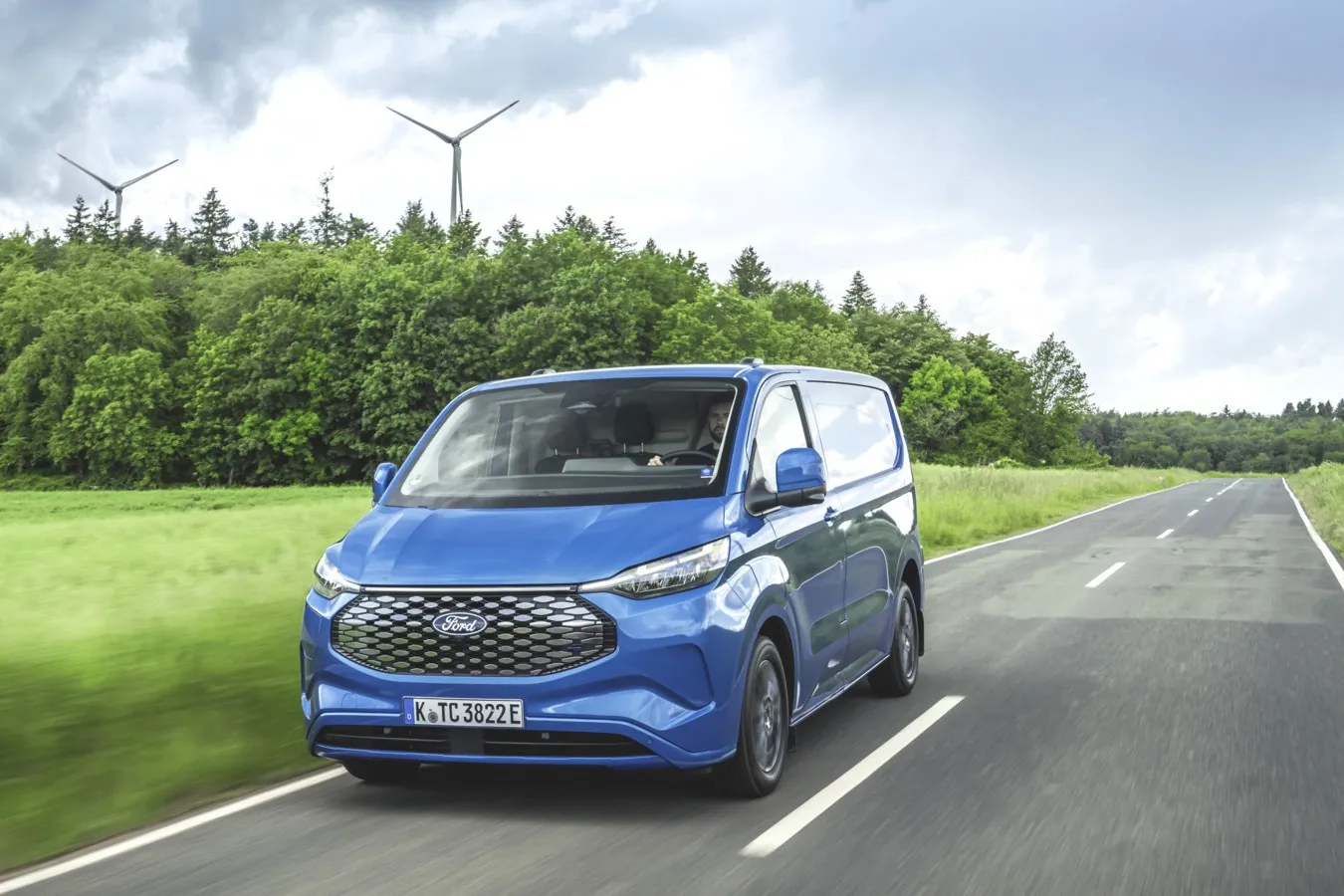Kann rund 300 Kilometer lokal emissionsfrei zurücklegen. Zudem stehen auch für den E-Transit Custom die vernetzten Services von Ford Pro bereit, die spezielle Software sowie fuhrparkrelevante Lade- und Service-Lösungen bieten.