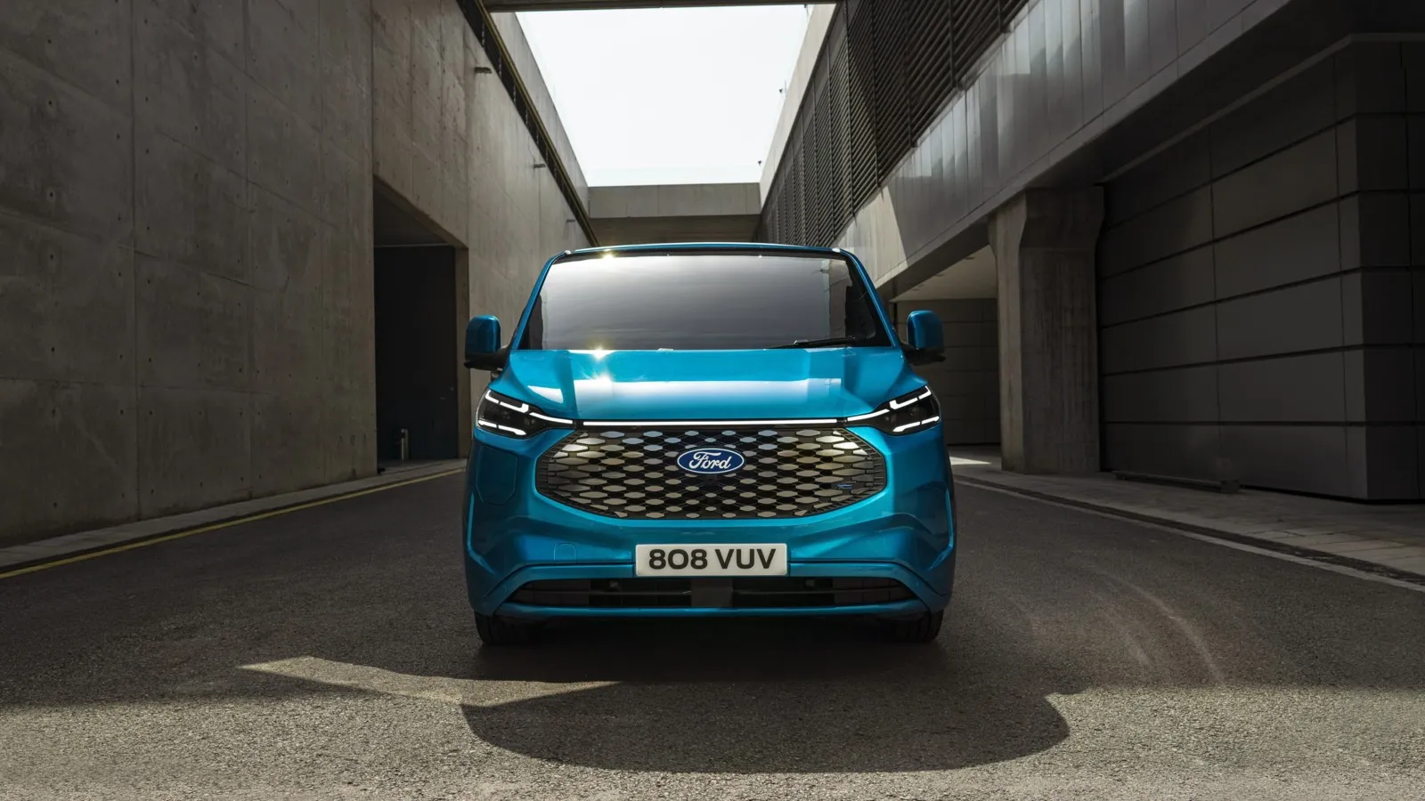 Begehrter Pakettransporter. Bis Ende 2025 will Ford Pro 2.400 Nutzfahrzeuge an seinen Großkunden DHL ausliefern, darunter werden auch zahlreiche E-Transit Custom sein.