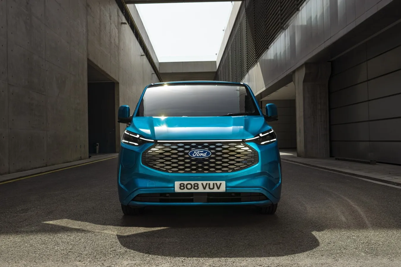 Begehrter Pakettransporter. Bis Ende 2025 will Ford Pro 2.400 Nutzfahrzeuge an seinen Großkunden DHL ausliefern, darunter werden auch zahlreiche E-Transit Custom sein.
