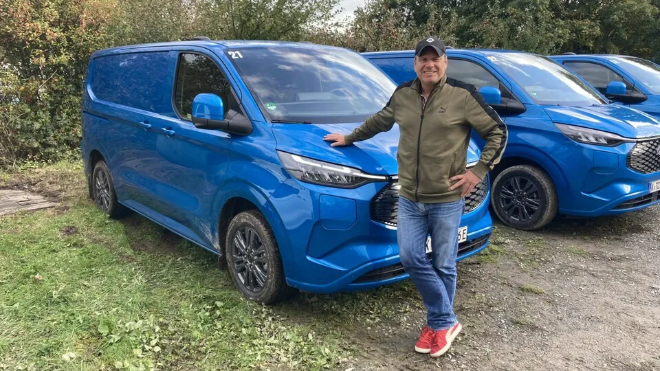 „Ford Heroes Days“ mit der neuesten Generation des Transit Custom in und um Lohmar. Unser Autor Michael Neher konnte den Eintonnen-Bestseller im Berufsalltag fahren und ausprobieren.