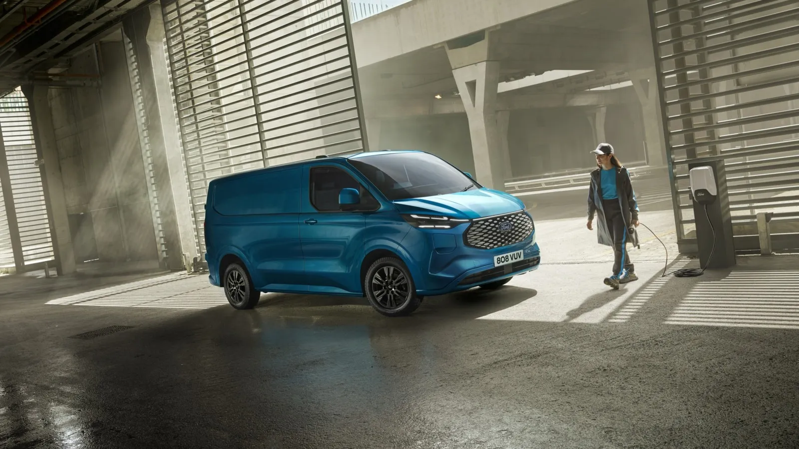 Der Transit Custom ist laut Ford europaweit der bestverkaufte Transporter in der Klasse mit einer Tonne Nutzlast. In der Stromer-Version soll er insbesondere kleineren Gewerbebetrieben den Einstieg in die Elektromobilität erleichtern.