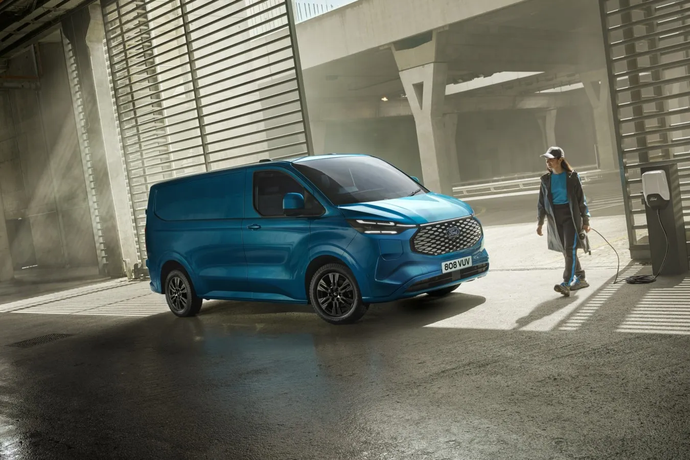 Der Transit Custom ist laut Ford europaweit der bestverkaufte Transporter in der Klasse mit einer Tonne Nutzlast. In der Stromer-Version soll er insbesondere kleineren Gewerbebetrieben den Einstieg in die Elektromobilität erleichtern.