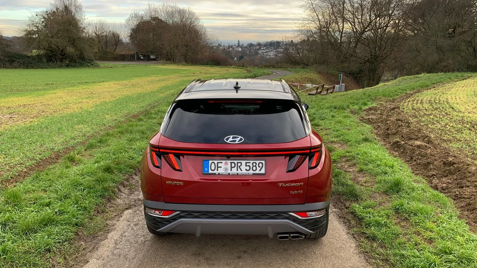 Der Blick des Betrachters schweift über die Form des Kompakt-SUV mit den vielen Ecken und Kanten, die ein harmonisches Gesamtbild schaffen. Besonders in zweifarbiger Lackierung