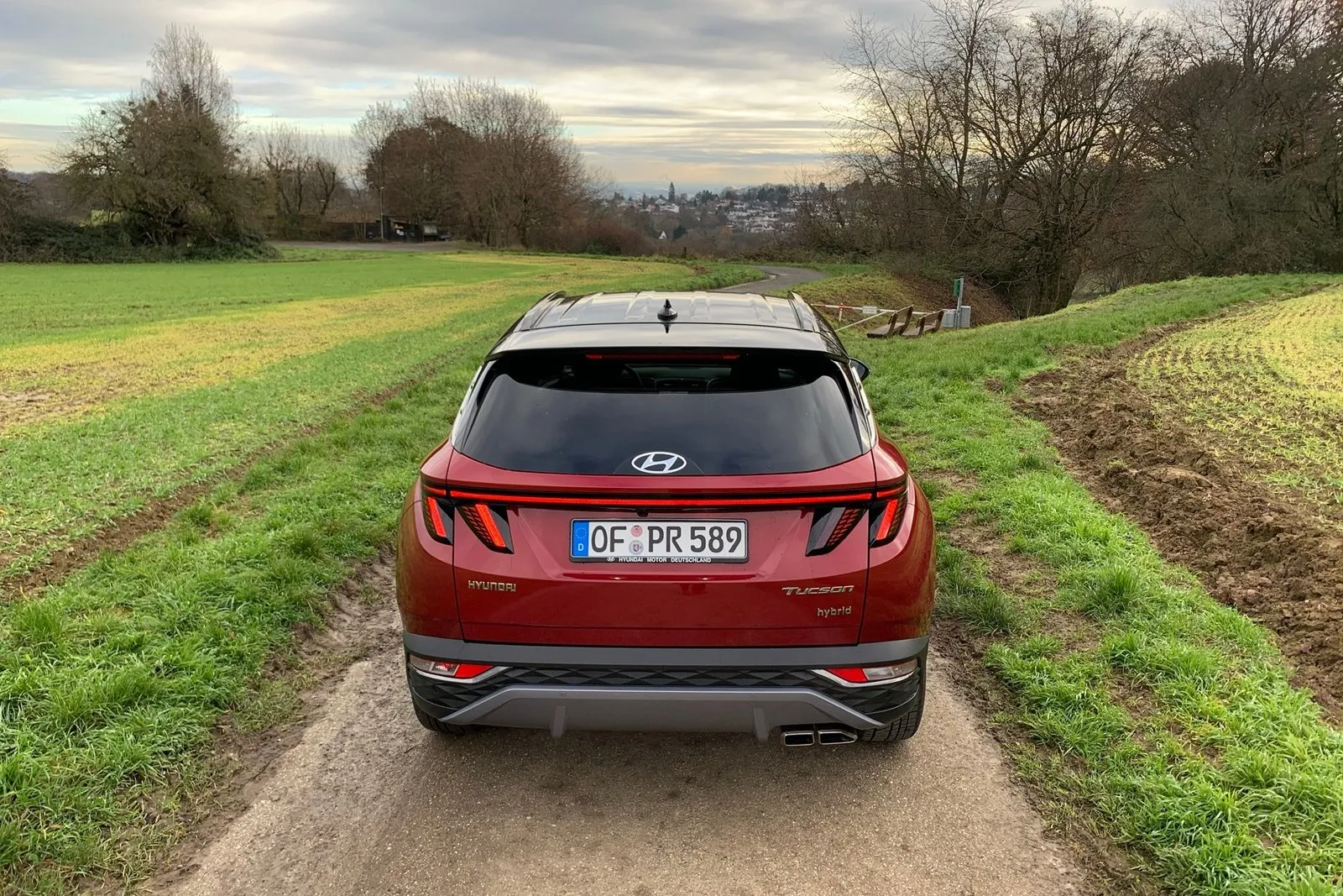 Der Blick des Betrachters schweift über die Form des Kompakt-SUV mit den vielen Ecken und Kanten, die ein harmonisches Gesamtbild schaffen. Besonders in zweifarbiger Lackierung