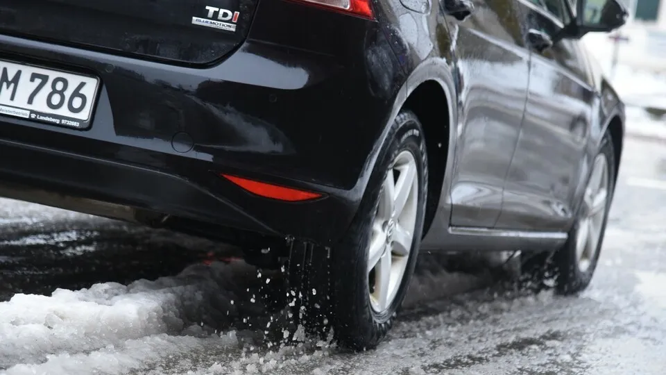 TÜV SÜD rät: Dreck, Matsch und Salz abwaschen