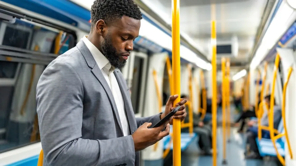 Wer auf einen eigenen Fuhrpark verzichtet, muss Mobilität neu organisieren. PwC setzt dabei unter anderem auf Bahn, ÖPNV und flexible Mobilitätsangebote.