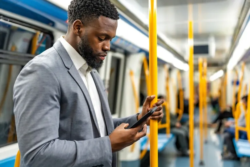 Wer auf einen eigenen Fuhrpark verzichtet, muss Mobilität neu organisieren. PwC setzt dabei unter anderem auf Bahn, ÖPNV und flexible Mobilitätsangebote.