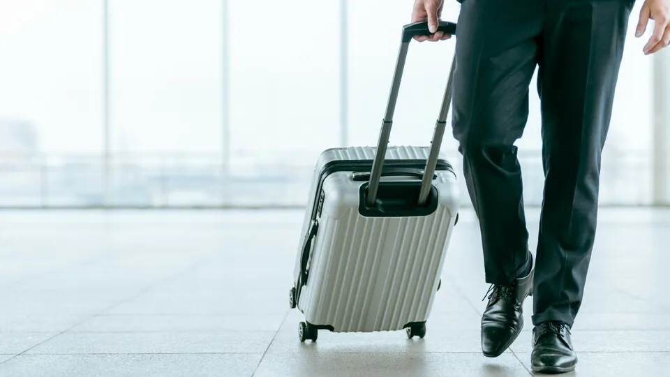 Im Jahr 2025 werden im Reisemanagement Einsparungen umgesetzt.