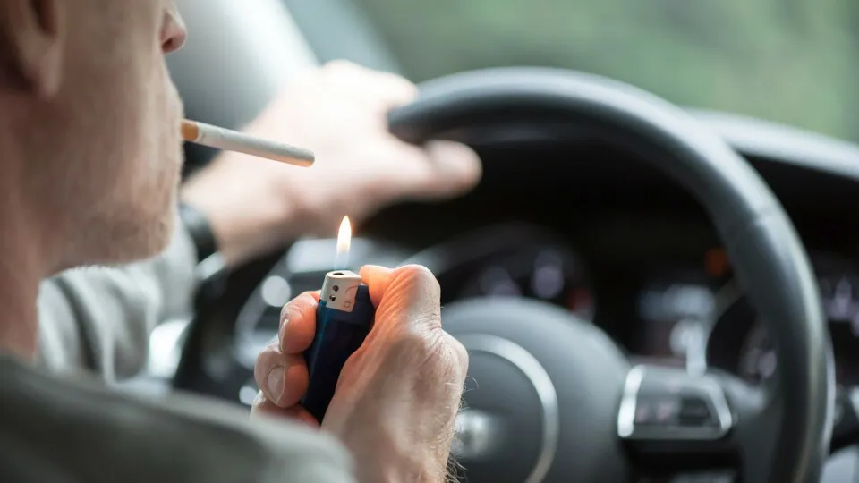 Zigarettenrauch lässt sich laut einem Urteil nicht durch einfaches Durchlüften entfernen und mindert daher den Wert des Fahrzeugs.
