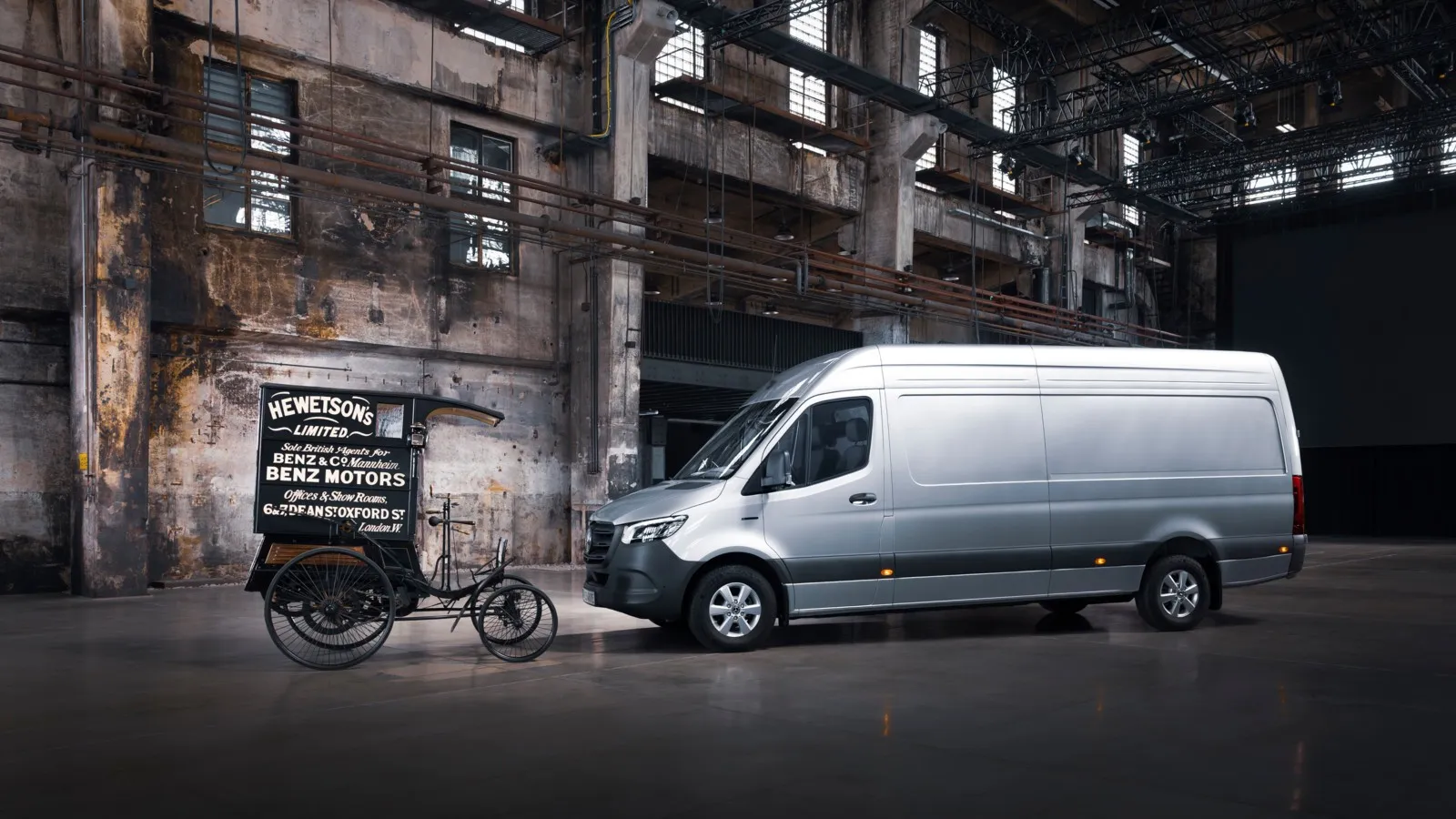 Mercedes-Benz Vans zeigt 130 Jahre Transportergeschichte: vom historischen Benz-Lieferungswagen bis zum eSprinter.
