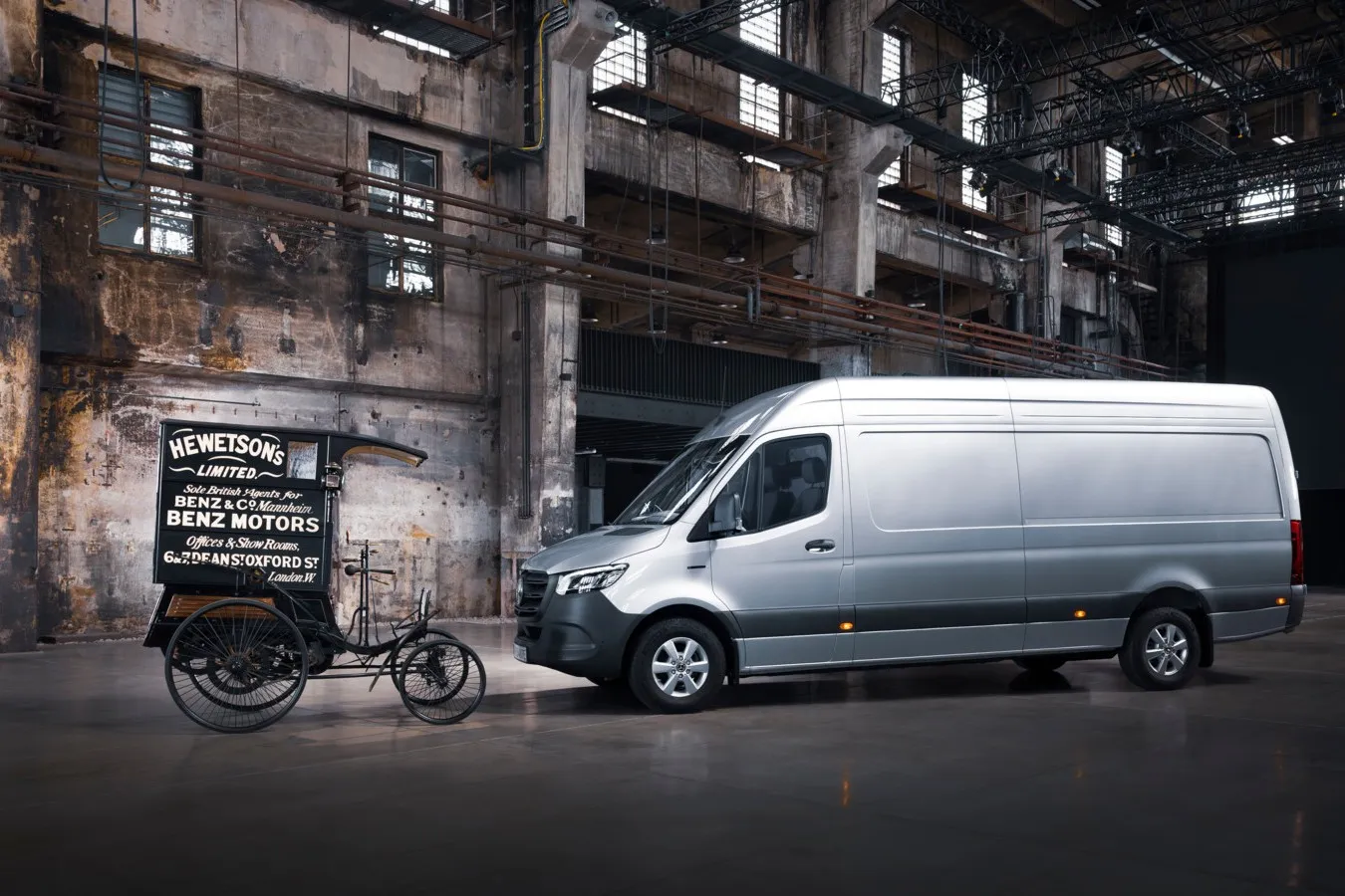Mercedes-Benz Vans zeigt 130 Jahre Transportergeschichte: vom historischen Benz-Lieferungswagen bis zum eSprinter.