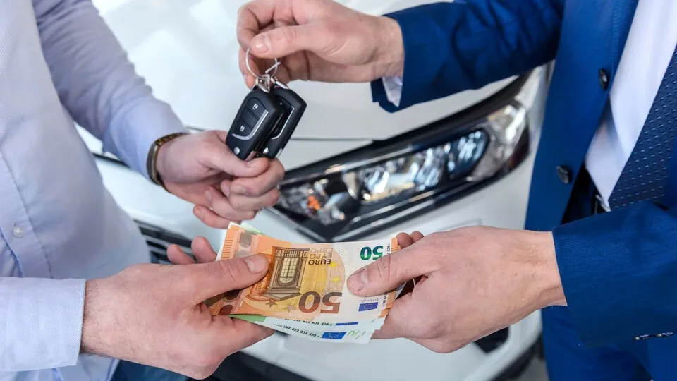 Bei frühzeitiger Rückgabe eines Dienstwagens, für den der Arbeitnehmer Zuzahlungen geleistet hat, kann es zu Problemen kommen.