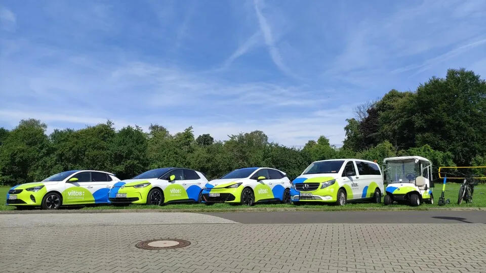 Rund ein Viertel des Vitos-Fuhrparks fährt heute rein elektrisch. Es geht aber nicht nur um klassische Autos – vom E-Scooter über das E-Bike und den E-Caddy bis hin zu Elektro-Pkw und -Transportern ist alles dabei.