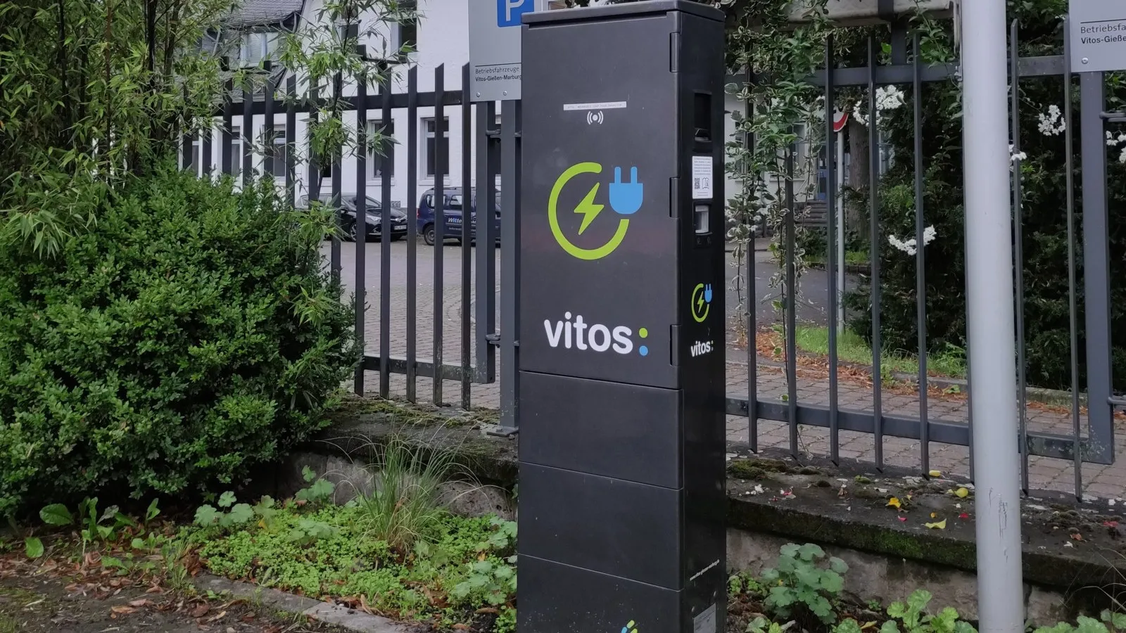 … aber auch Ladesäulen bei Vitos.