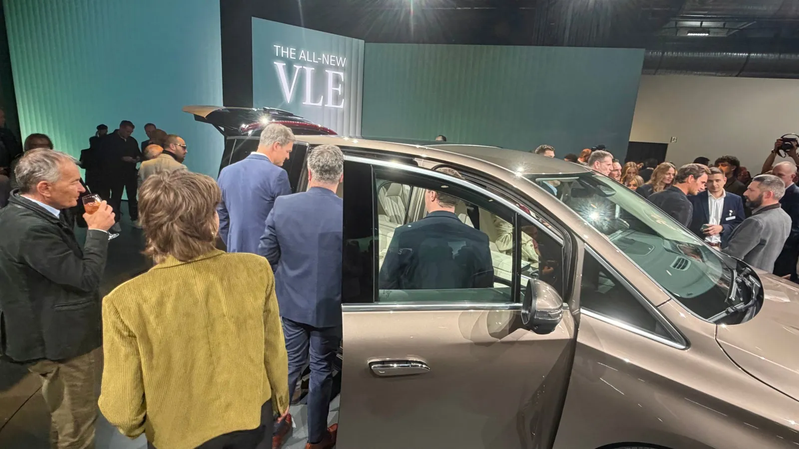 Besucher werfen bei der Premiere in Stuttgart einen ersten Blick auf den neuen Mercedes-Benz VLE.