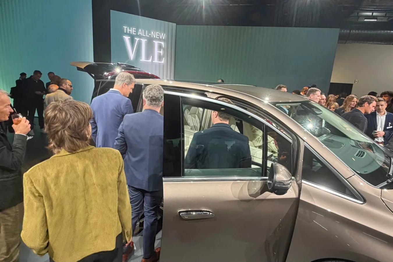 Besucher werfen bei der Premiere in Stuttgart einen ersten Blick auf den neuen Mercedes-Benz VLE.