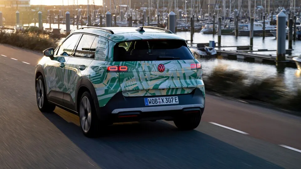 ID. Cross als seriennahe Studie: Der Kompakt-SUV soll im Herbst 2026 erscheinen.