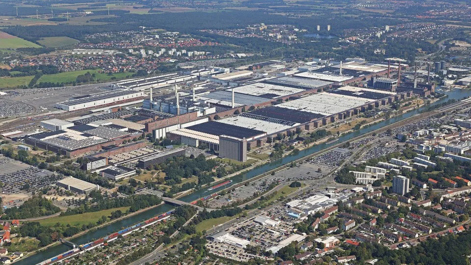 Unter wirtschaftlichem Druck richtet VW den Konzern neu aus und will bis 2035 globaler Technologietreiber der Automobilindustrie werden.
