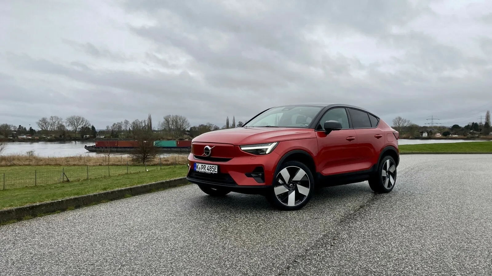 Vollverkleideter Grill und innen angeschnittene Matrix-LED-Scheinwerfer für den C40 – das sind die Unterschiede zum bekannten XC40-Gesicht.