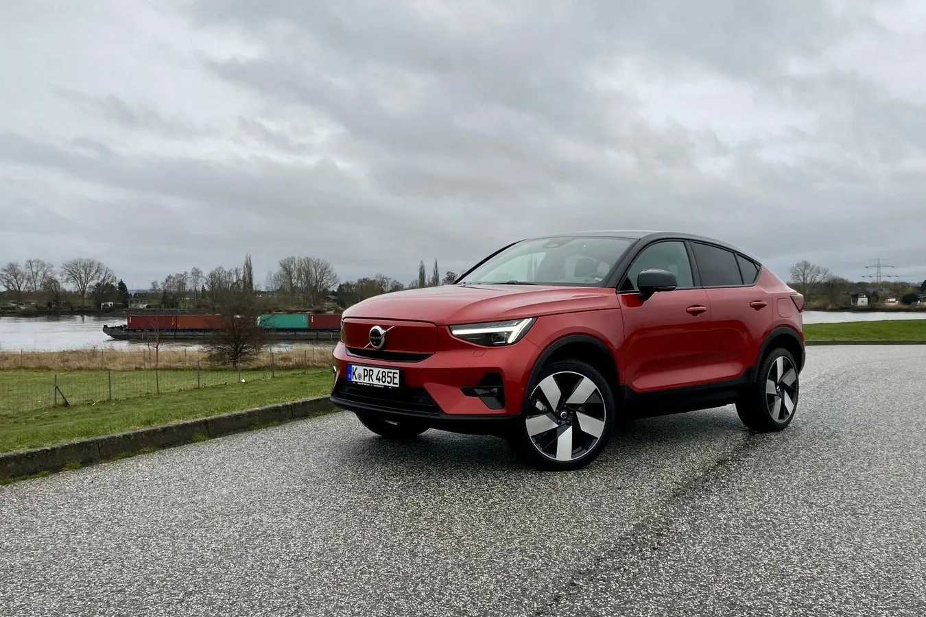 Vollverkleideter Grill und innen angeschnittene Matrix-LED-Scheinwerfer für den C40 – das sind die Unterschiede zum bekannten XC40-Gesicht.