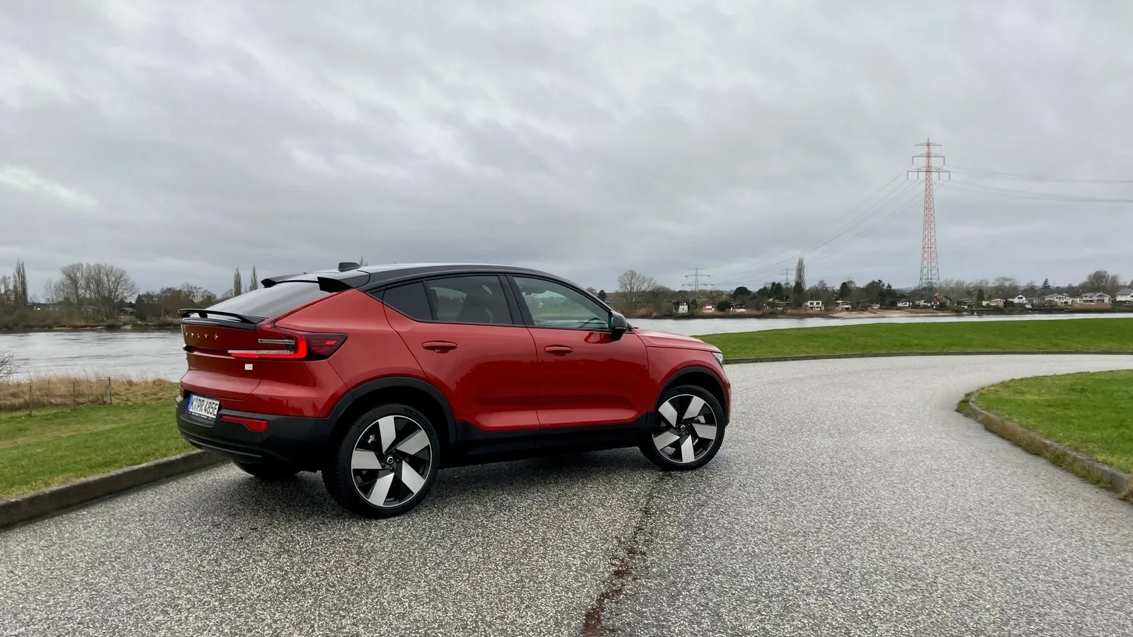 Flaches Heck mit hohem Abschluss, außerdem die größten Rückleuchten der derzeitigen Volvo-Palette – so präsentiert sich der C40-Rücken.