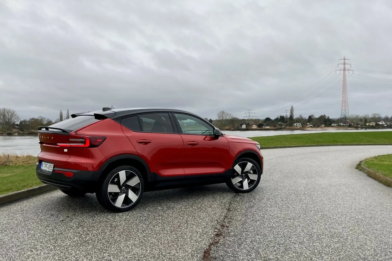 Flaches Heck mit hohem Abschluss, außerdem die größten Rückleuchten der derzeitigen Volvo-Palette – so präsentiert sich der C40-Rücken.