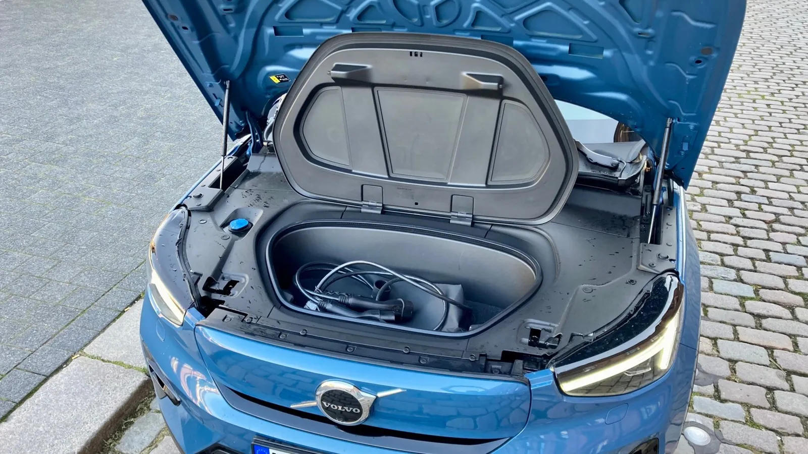 31-Liter-Frunk unter der C40-Fronthaube. Genug Platz für Krimskrams und das Ladekabel.