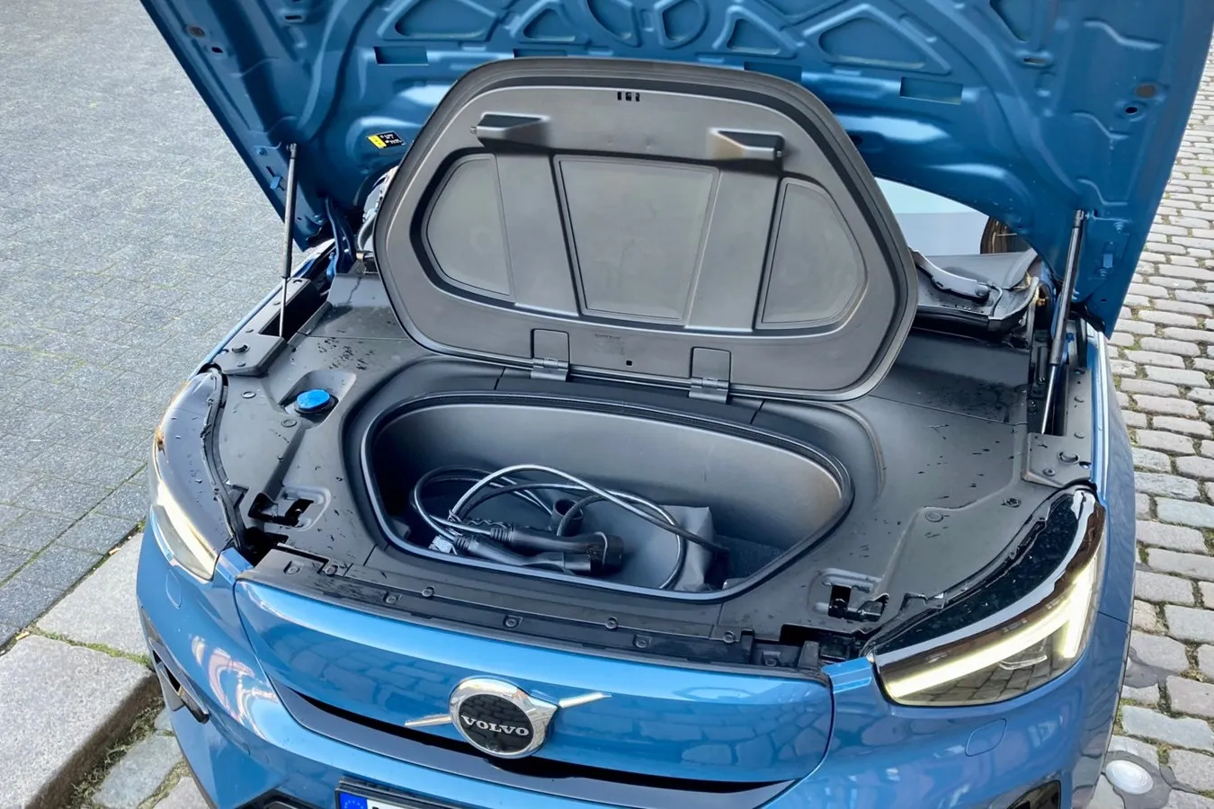 31-Liter-Frunk unter der C40-Fronthaube. Genug Platz für Krimskrams und das Ladekabel.