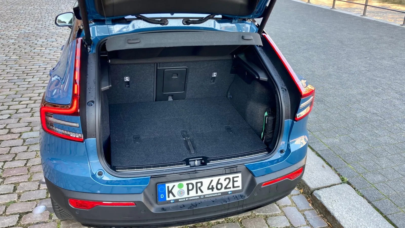 Trotz Coupé-Linie fasst der Kofferraum von Volvos kompaktem Elektro-SUV bis zu 1.205 Liter Gepäck.
