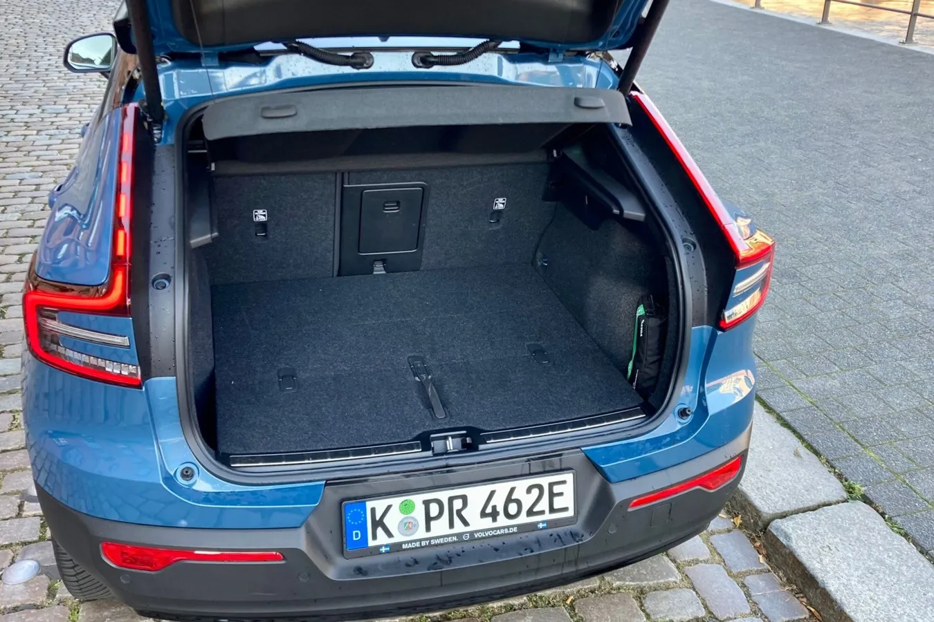 Trotz Coupé-Linie fasst der Kofferraum von Volvos kompaktem Elektro-SUV bis zu 1.205 Liter Gepäck.