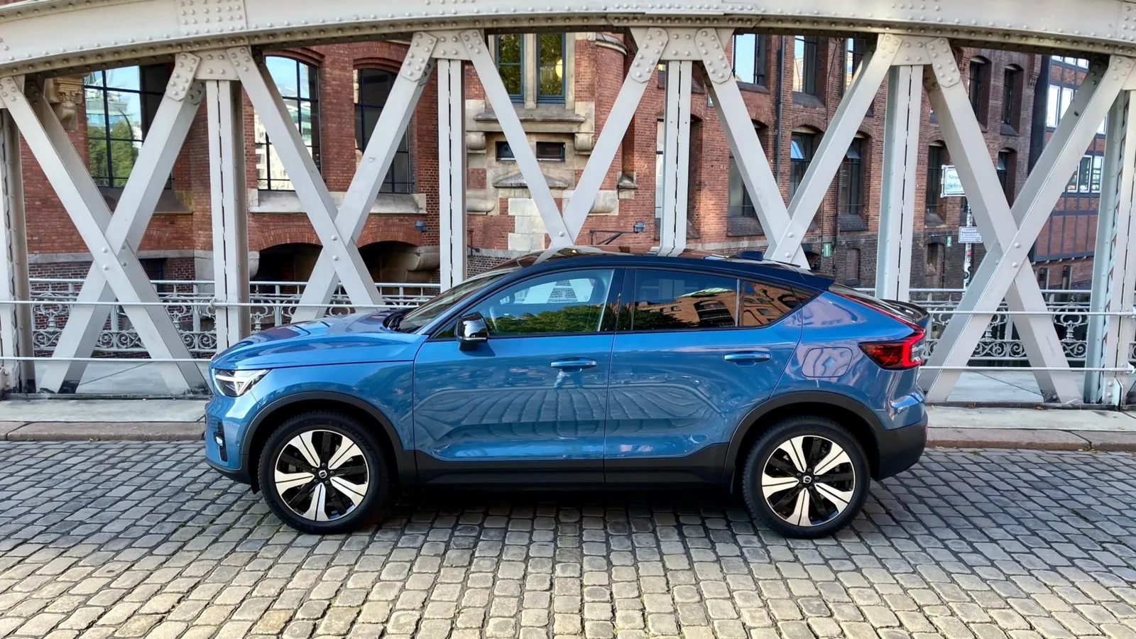 Mit nach hinten stark abfallendem Dach ist der Volvo ein typisches SUV-Coupé.