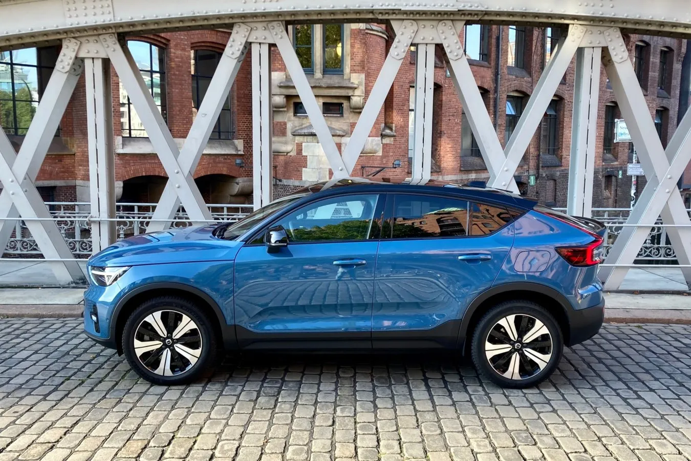 Mit nach hinten stark abfallendem Dach ist der Volvo ein typisches SUV-Coupé.