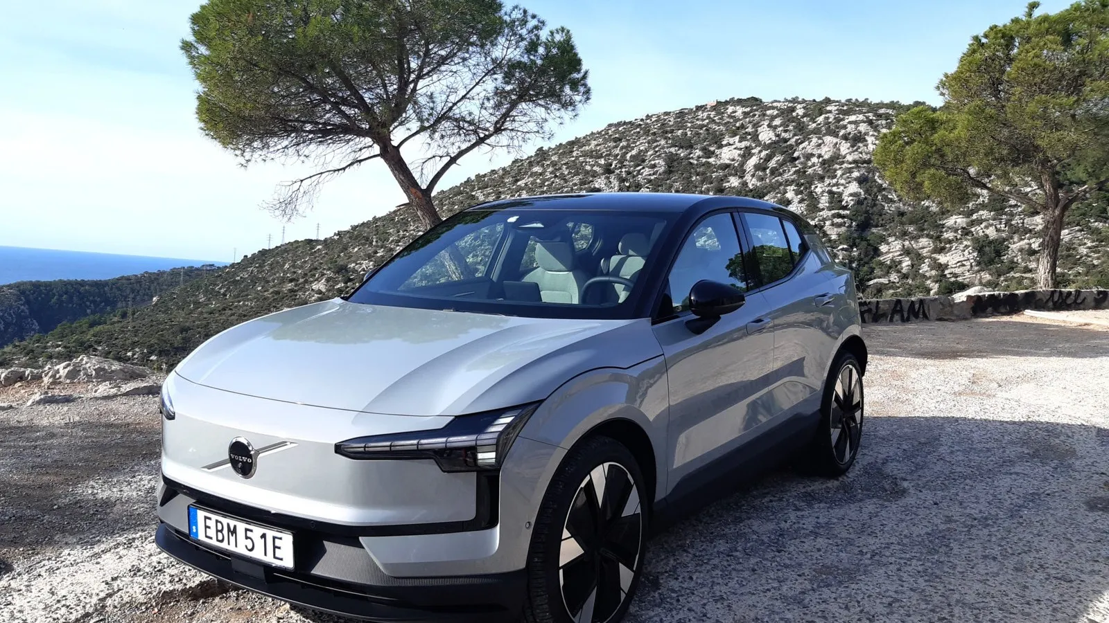Volvos neuer Einstiegselektriker kommt mit geschlossener Front und markanter Lichtsignatur.