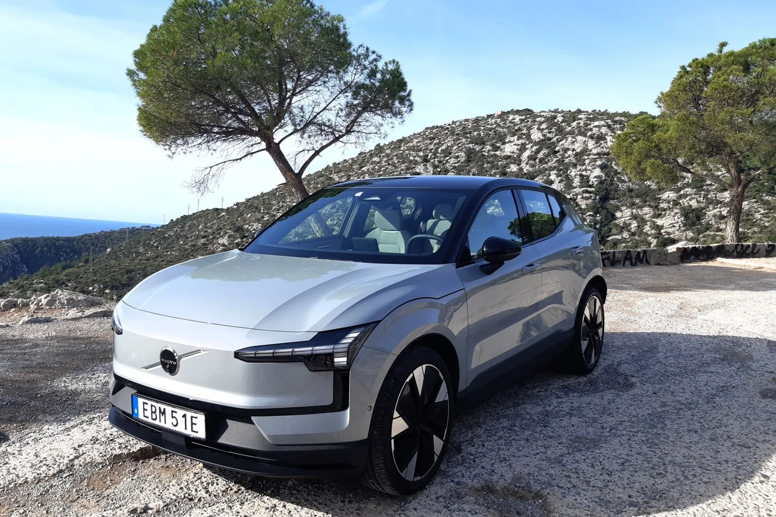 Volvos neuer Einstiegselektriker kommt mit geschlossener Front und markanter Lichtsignatur.