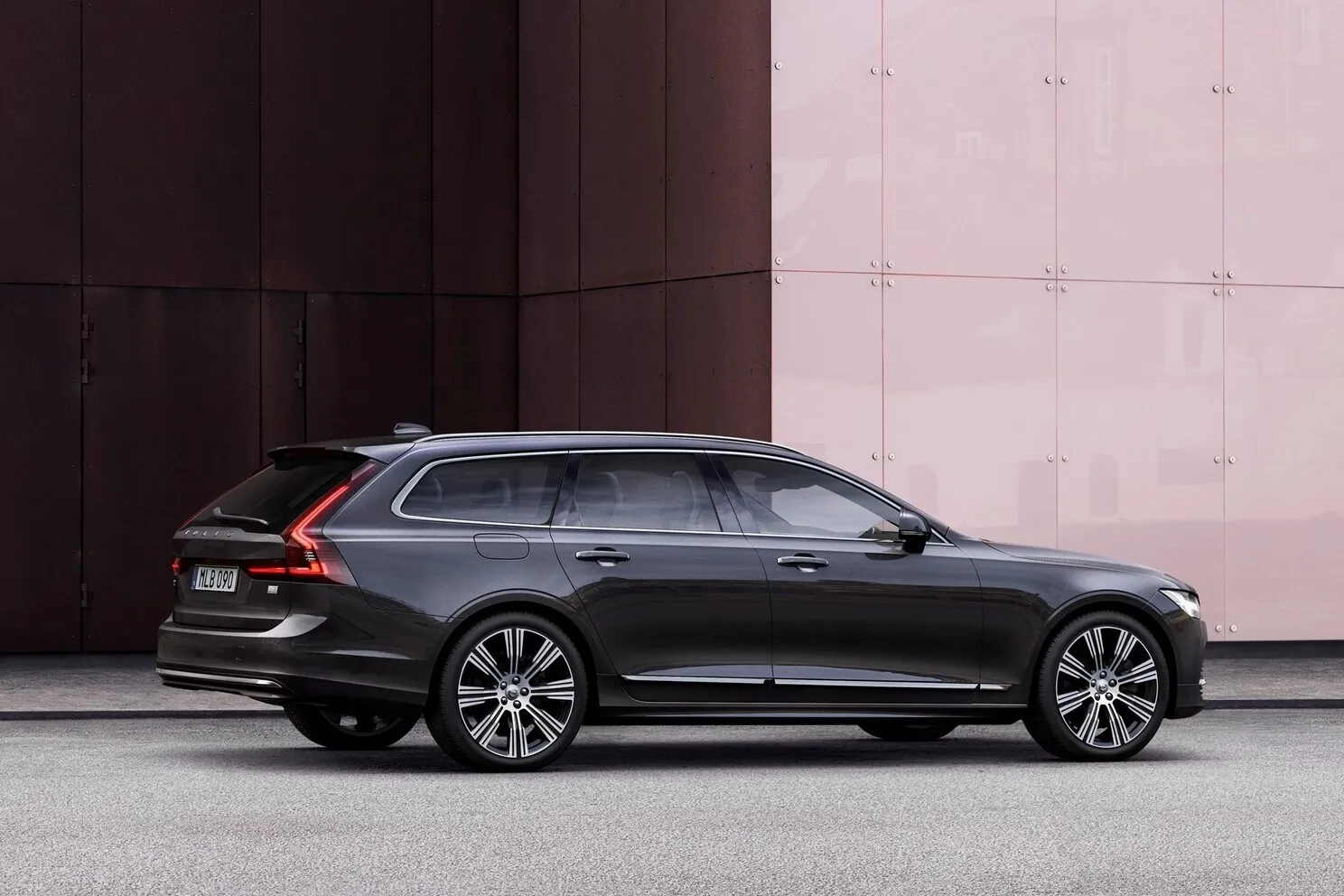 Der Volvo V90 B5 Benzin liegt mit 1.583 Euro Gesamtwartungskosten auf einem Niveau mit dem BMW 530i Touring.