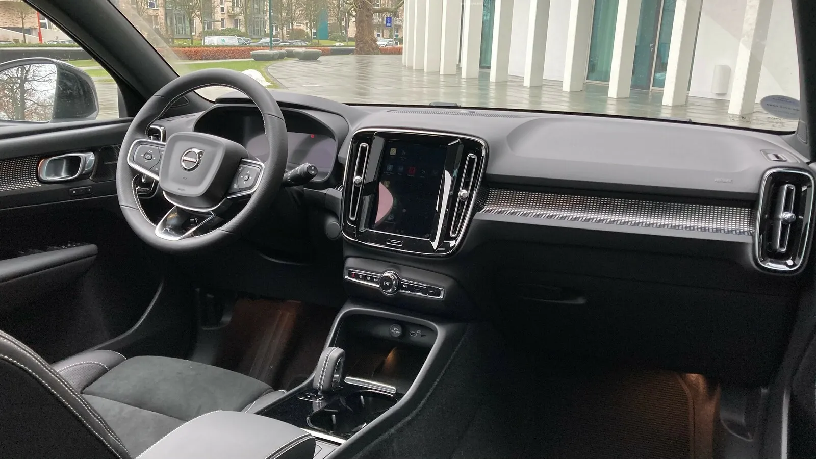 Bis auf den fehlenden Startknopf äußerlich keine Änderungen im XC40-Interieur …