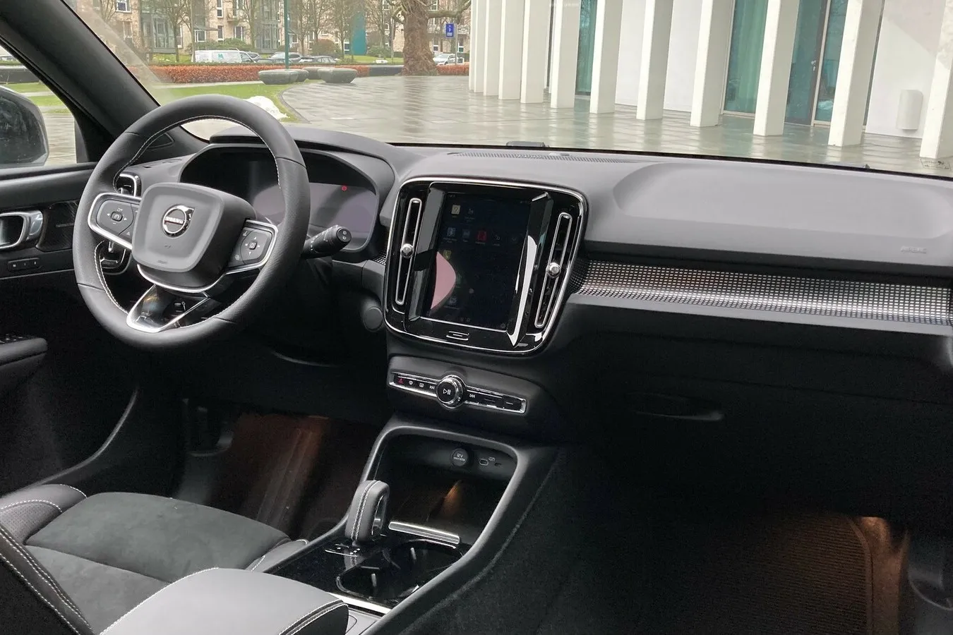 Bis auf den fehlenden Startknopf äußerlich keine Änderungen im XC40-Interieur …