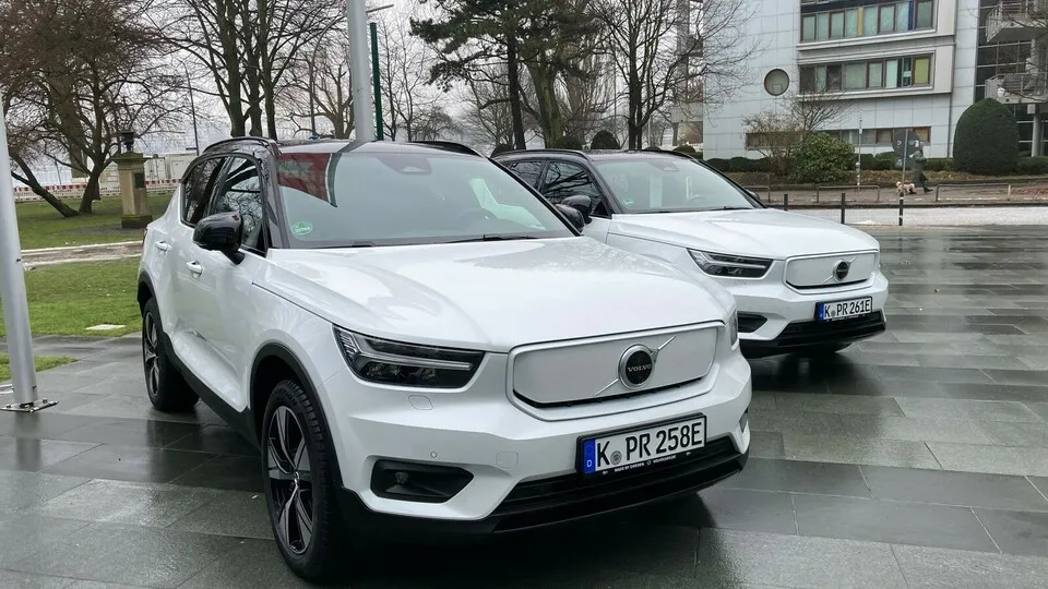 Optisch unterscheidet sich der elektrische XC40 vor allem durch den verkleideten Grill in Wagenfarbe von seinen konventionellen Geschwistern.