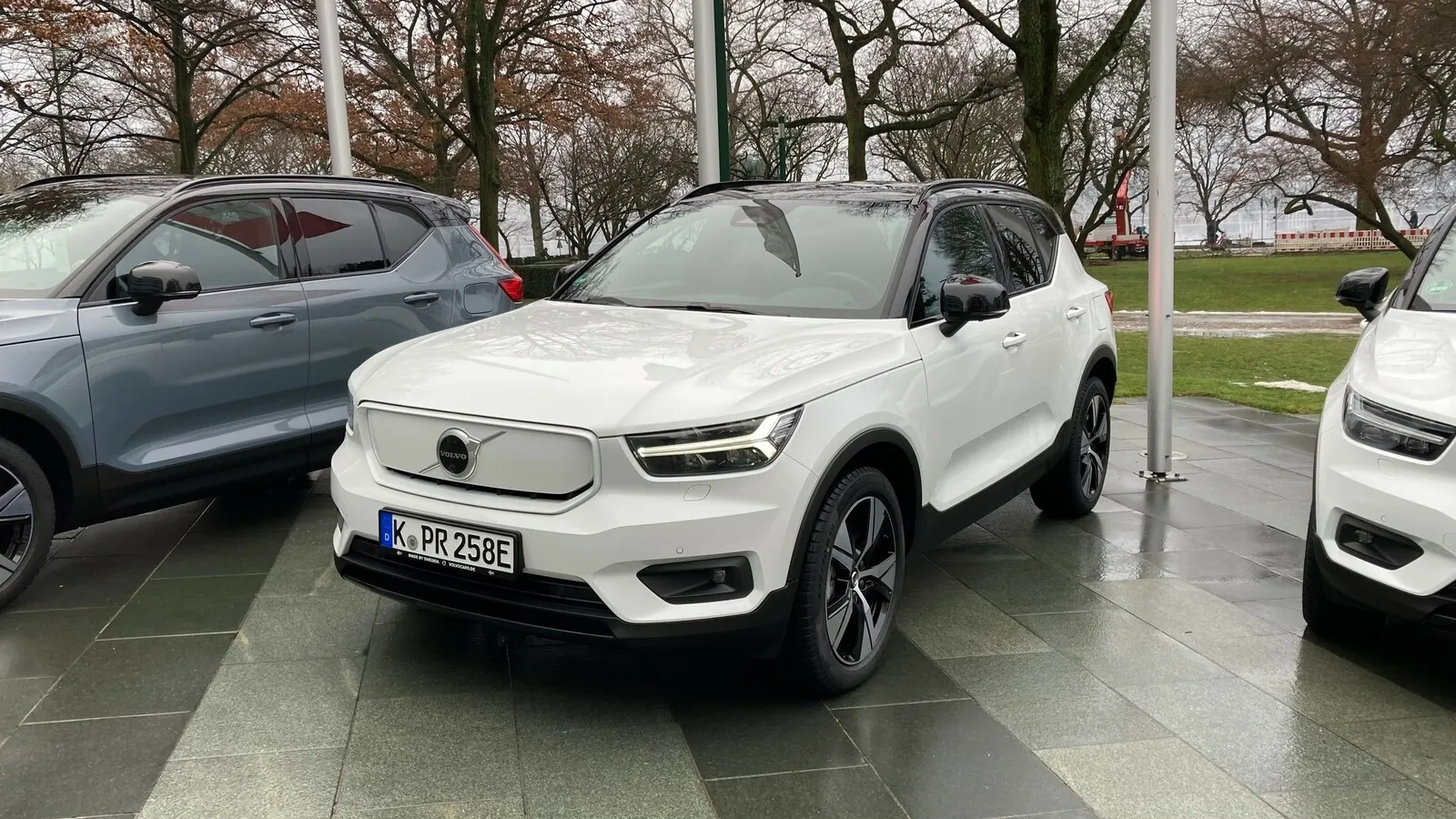 Der vollelektrische Volvo XC40 P8 AWD kommt im bekannten Design daher. Nur Details wie die Kühlerverkleidung unterscheiden ihn von seinen konventionell betriebenen Geschwistern.