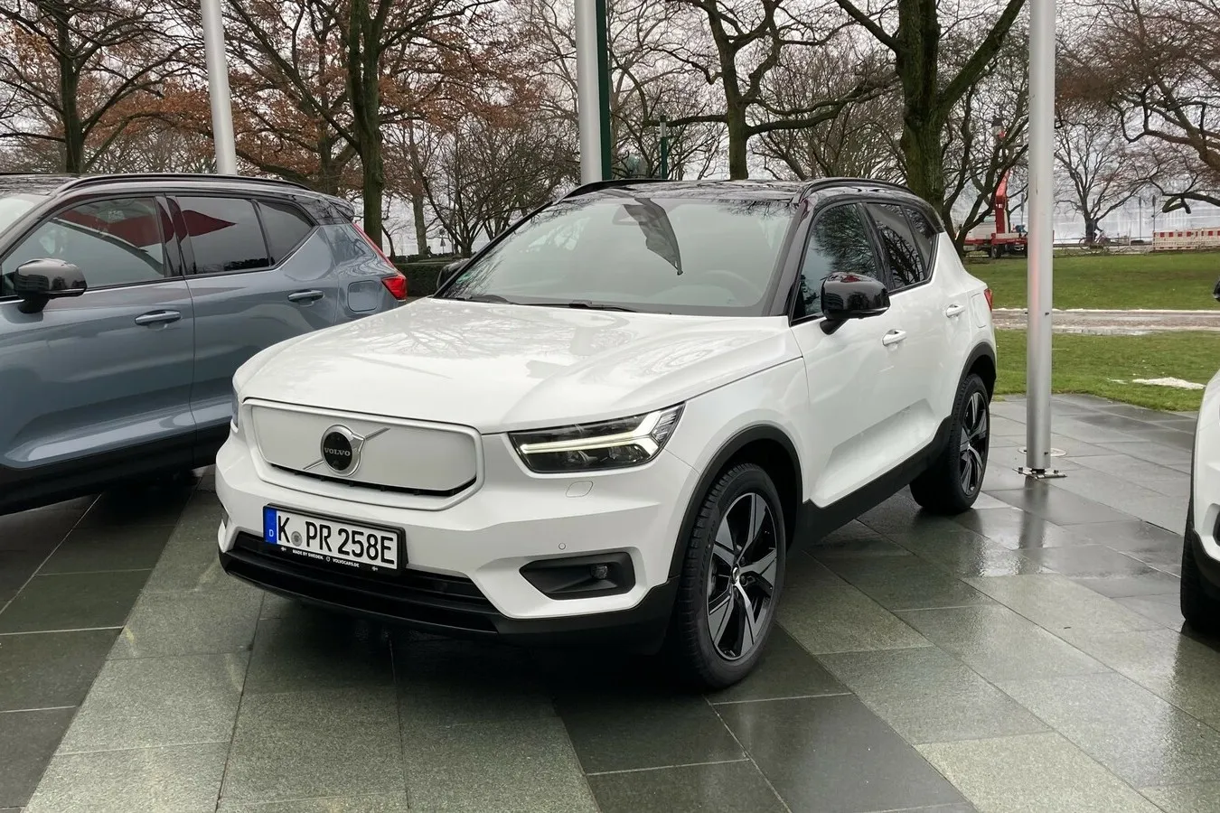 Der vollelektrische Volvo XC40 P8 AWD kommt im bekannten Design daher. Nur Details wie die Kühlerverkleidung unterscheiden ihn von seinen konventionell betriebenen Geschwistern.