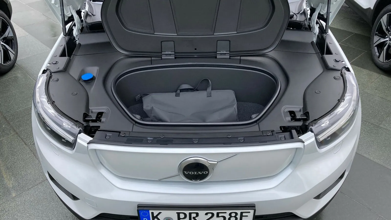 Dazu kommen 31 Liter im Staufach unter der XC40-Fronthaube für Ladekabel oder Krimskrams.