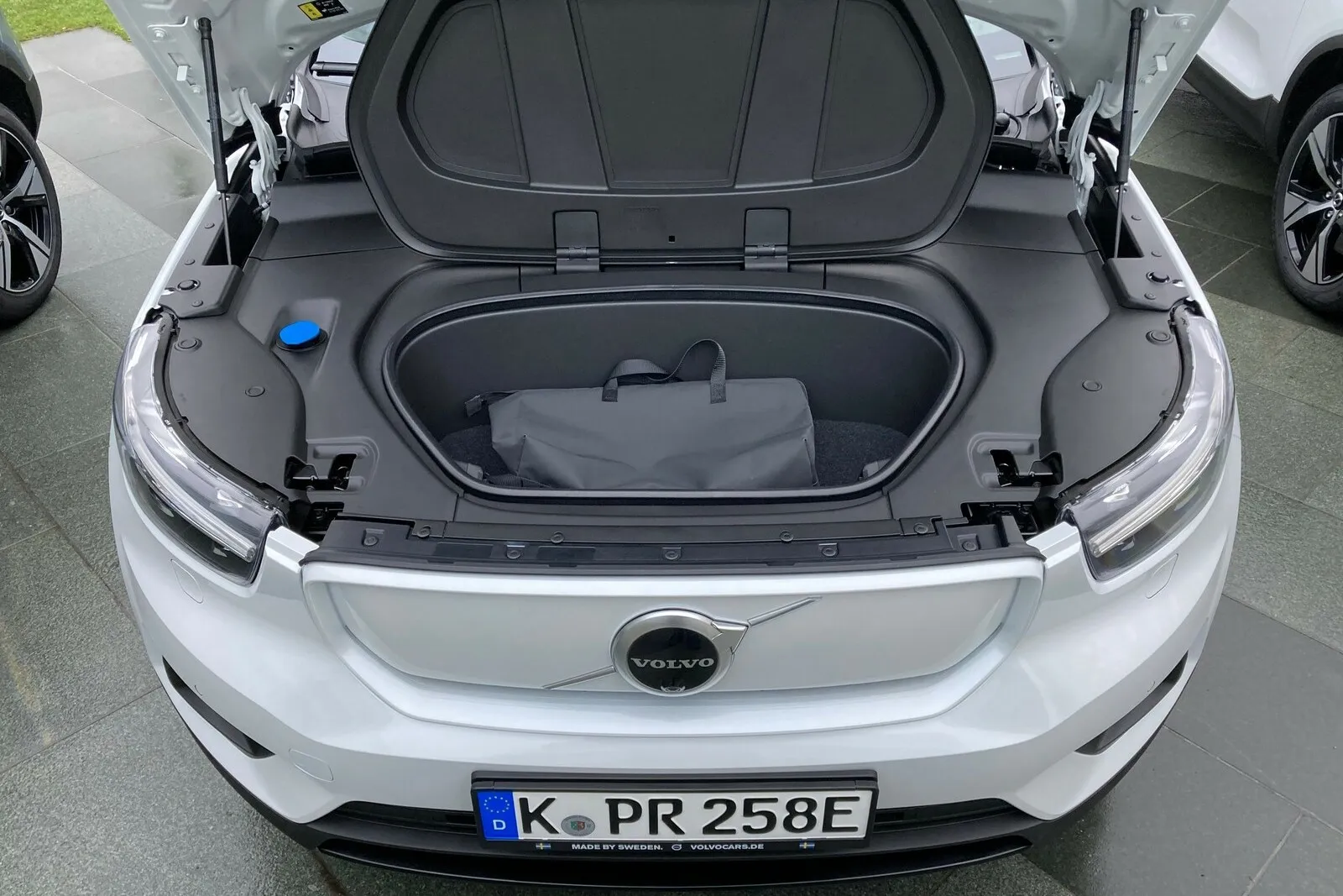 Dazu kommen 31 Liter im Staufach unter der XC40-Fronthaube für Ladekabel oder Krimskrams.