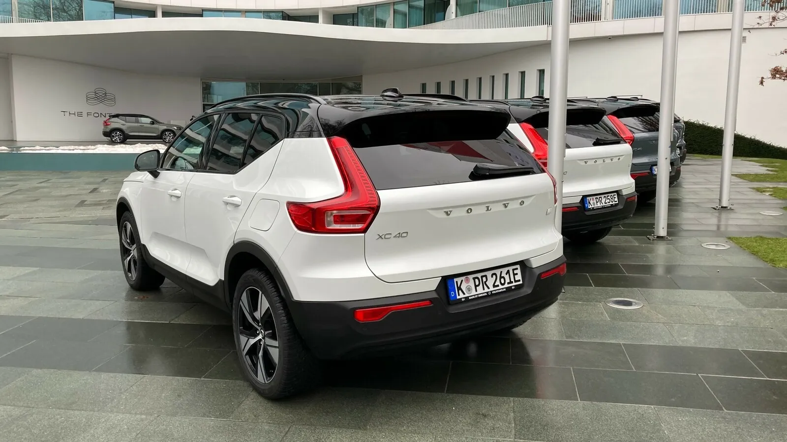 Typische für Volvo sind auch die ins Dach gezogenen Rückleuchten,